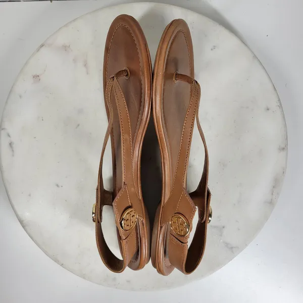 Tory Burch Minnie Leather Thong Sandals 9.5 Tan Gold Logo Medallion Flats Summer - Image 8