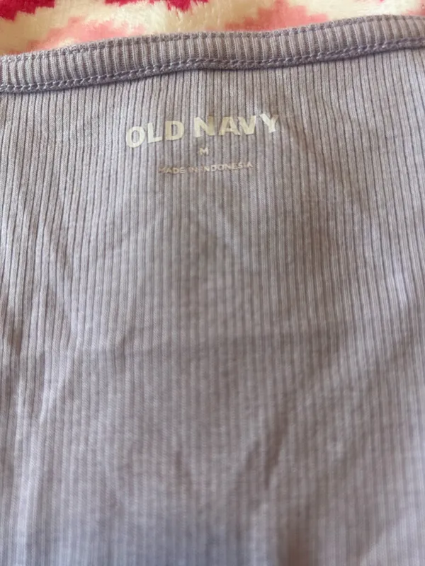 Old Navy women’s ribbed purple top size m - Image 2