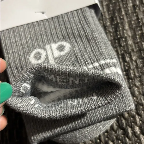 Alo Yoga Unisex Half Crew Sock Athletic Heather Grey Size Medium NEW - Image 5