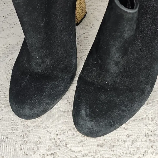 Sigerson Morrison Black Gold Suede Block Heel Slip On Ankle Bootie Boots Sz 9.5 - Image 3