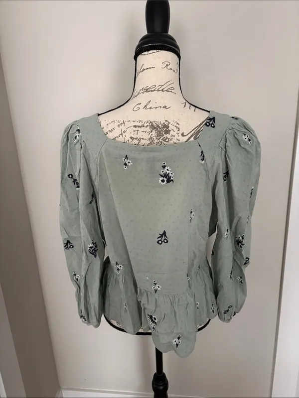 Universal Threads Large Sage Green Floral Embroidered Square-Neck Blouse - Image 4