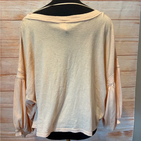 We the free Women's peach Top with Balloon Sleeves fits a small to a Md - Image 2