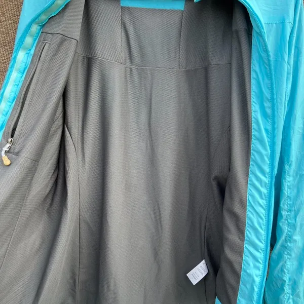 Patagonia women's sz L lightweight windbreaker jacket in aqua blue - Image 8
