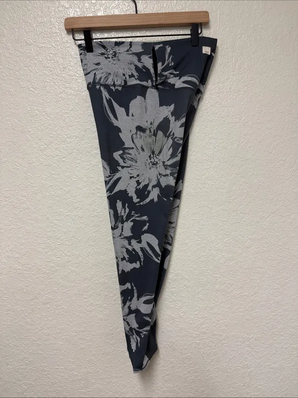 VUORI *flawed* Floral Print Black & Gray Leggings Estimated Size Small - Image 9