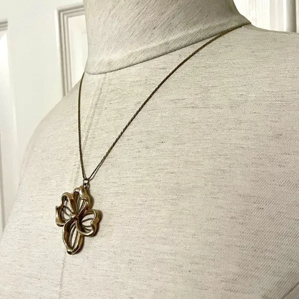 Avon vintage dogwood flower silver and gold tone pendant necklace - Image 2