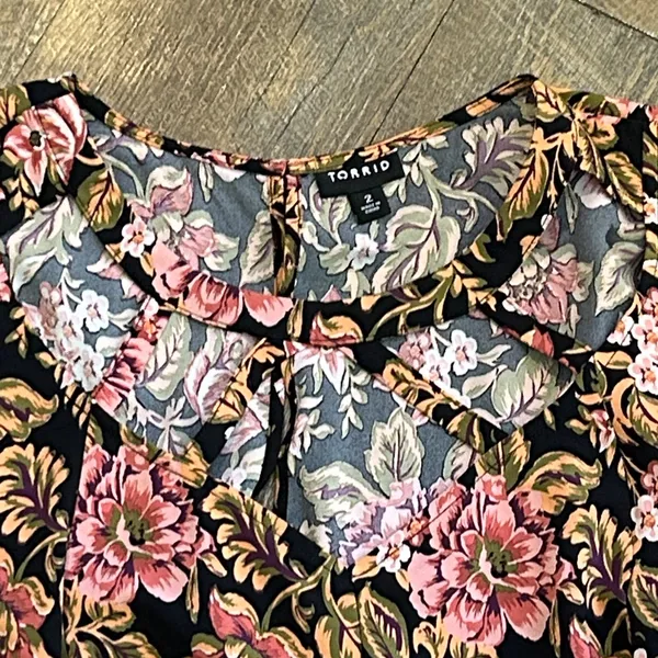 Torrid Top Womens Peplum Crepe Cage Front Floral Short Sleeve Multicolor 2‎ - Image 2