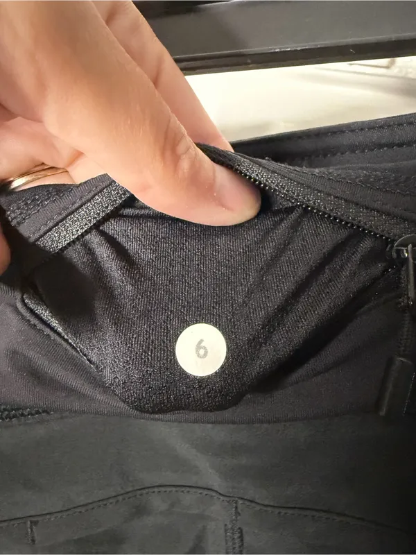 Lululemon Black Running Shorts Built In Liner Size 6 - Image 5