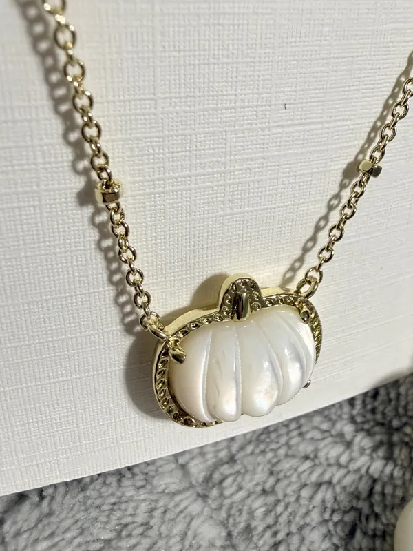Kendra Scott Short Necklace Gold Tone Ivory MOP - Image 5