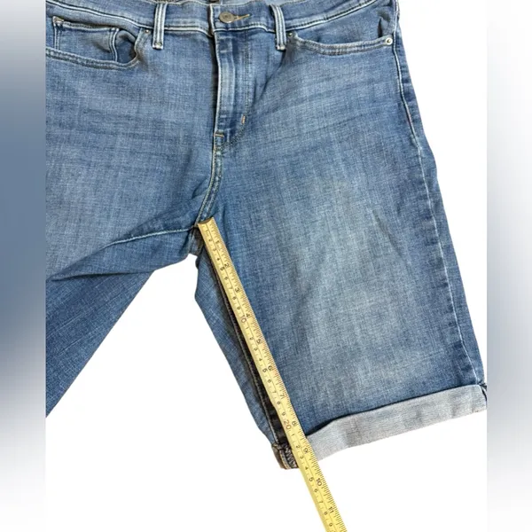 Levi’s Women’s‎ Midrise 9” inseam Denim Jeans Shorts Sz 31 - Image 4