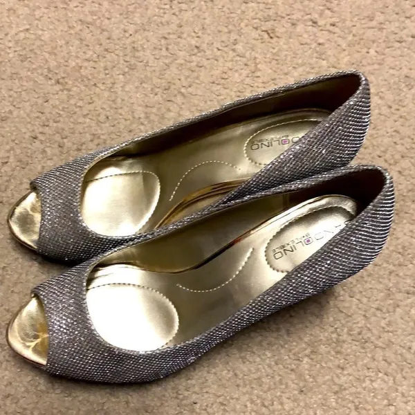 Bandolino Heels Size 7 1/2 Gold Metallic - Image 3