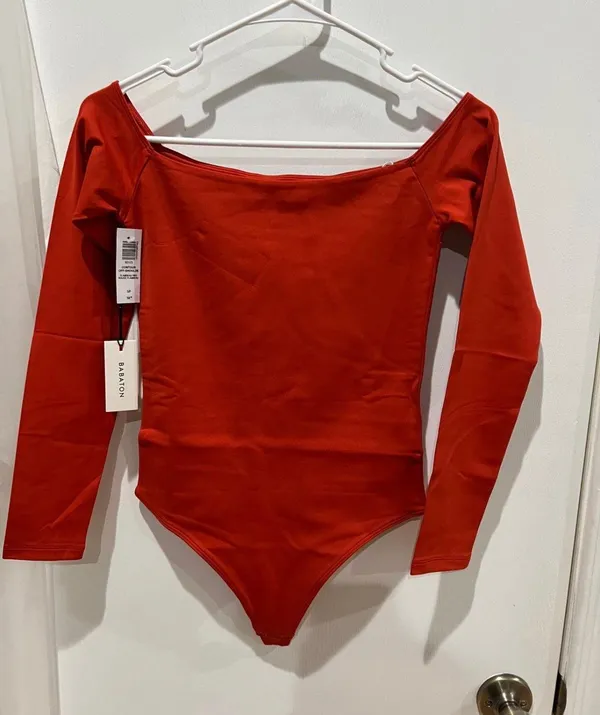 Babaton CONTOUR OFF-SHOULDER LONGSLEEVE BODYSUIT ARITZIA - Image 2