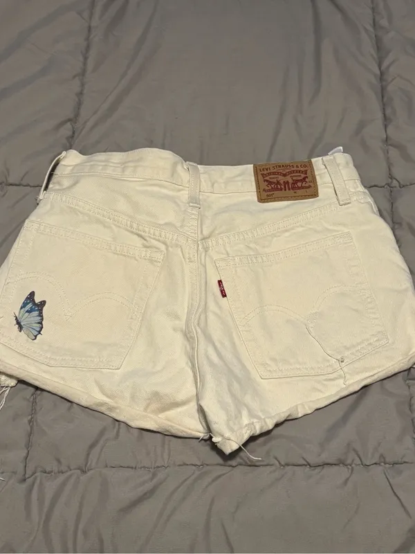 Levi’s Butterfly Embroidered Womens Cream Denim Shorts (W25) - Image 3