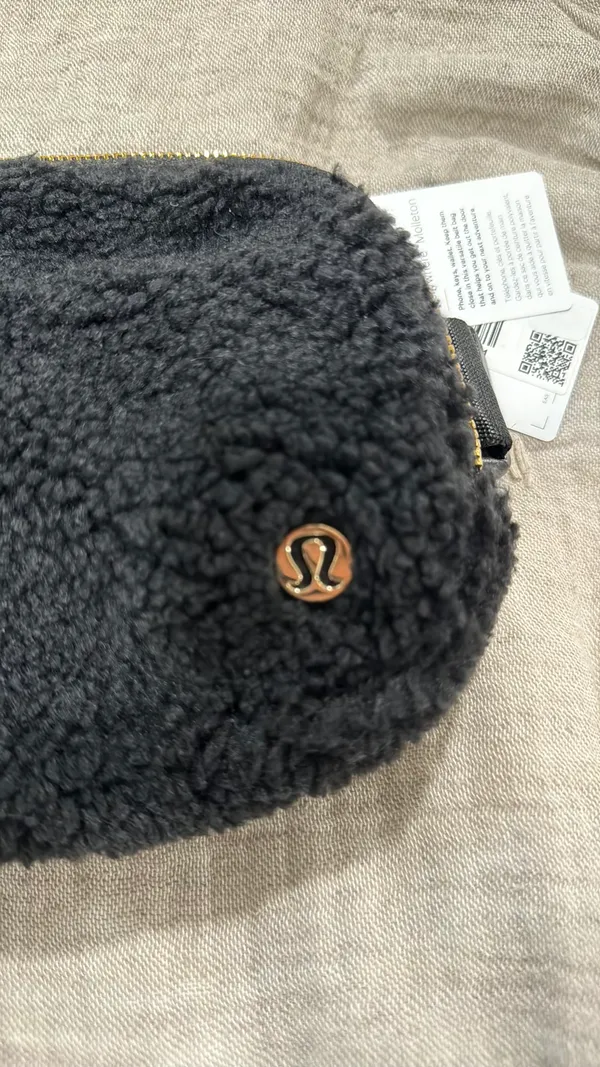 Lululemon Black Fleece Everywhere Belt Bag - Image 6