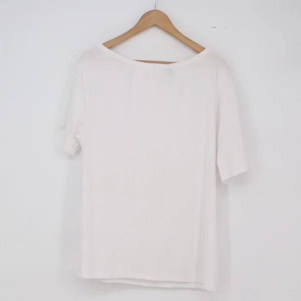 Trendy Queen T-Shirt Women's Medium White Scoop Neck Excellent - Image 5