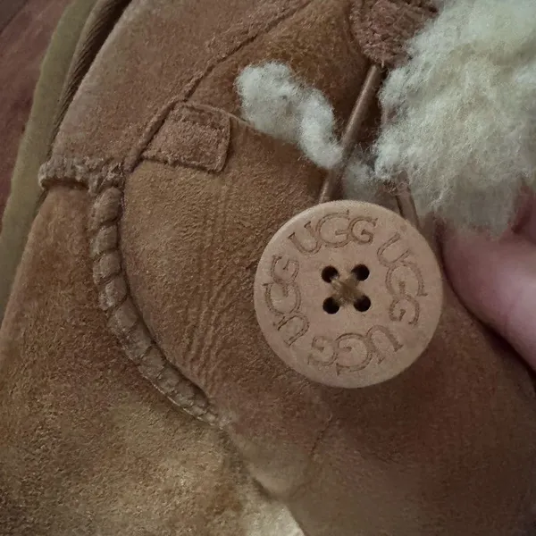 UGG Mini Bailey Button II - Image 5