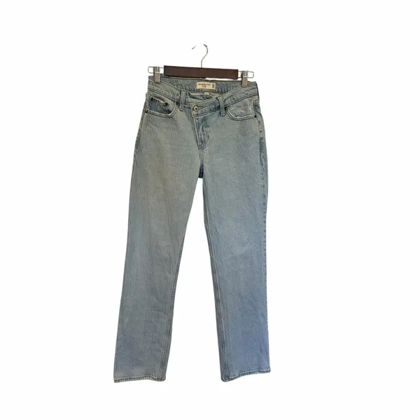 Abercrombie & Fitch Baggy Low Rise Curve Love Crossover Waist Light Wash Jeans - Image 2