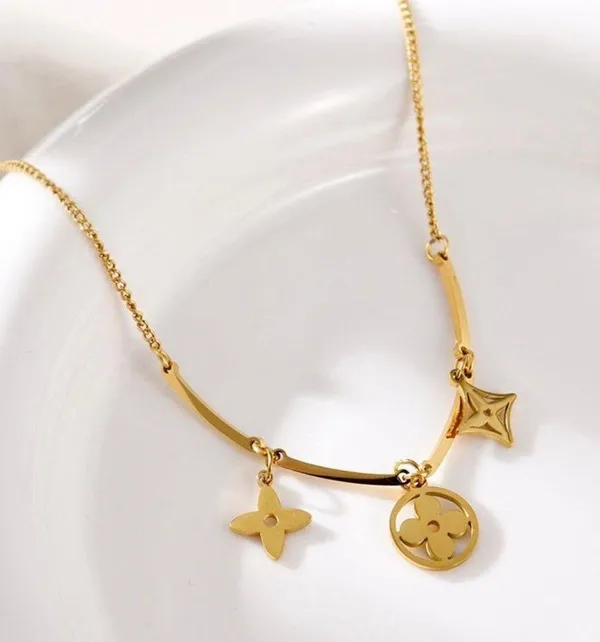 Clover Gold Necklace - Image 2