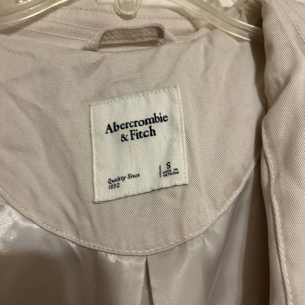 Abercrombie Women's Beige Trench Coat - Image 2
