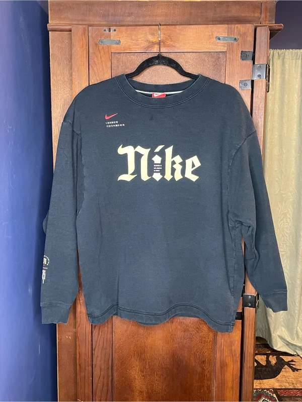 Nike Womens Gothic Logo Crewneck Sweatshirt Medium Black Oversized Streetwear - Image 2