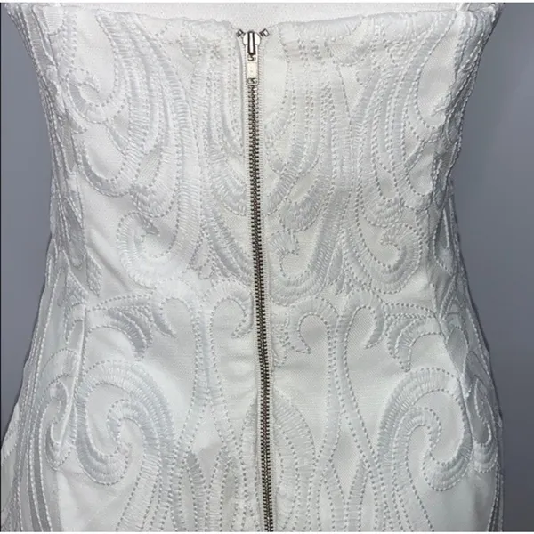 Bardot white lace midi dress Scalloped Vneckline with afitted sheath silhouette. - Image 11