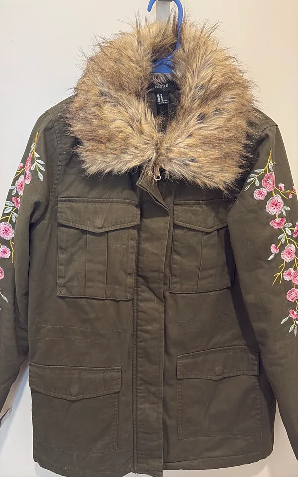 Embroidered Floral Green Jacket with Faux Fur Collar - Image 3