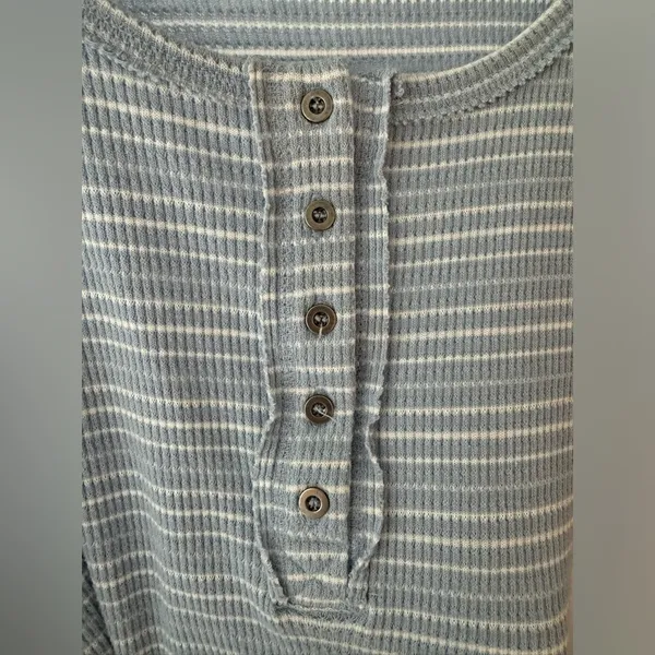 • Billabong • Women’s Anyday Henley Top Size Small - Image 4