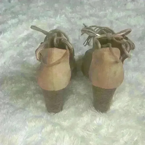 Qupid‎ tan faux suede, peep toe, block heel woman’s size 7.5 - Image 4