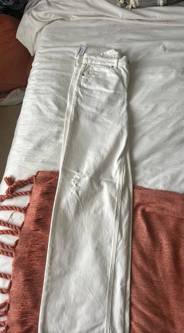 Old Navy size 4 white jeans - Image 6