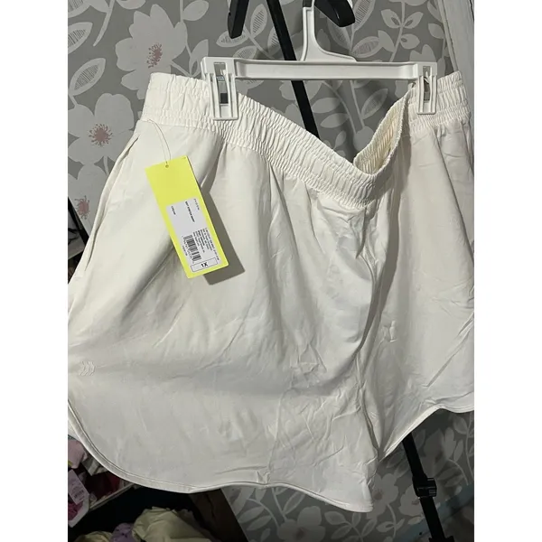 Fabletics All in motion Women's cream Athletic Shorts Pockets Plus 1X - Image 3