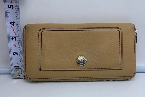 Coach tan and brown leather zip around wallet - Image 8
