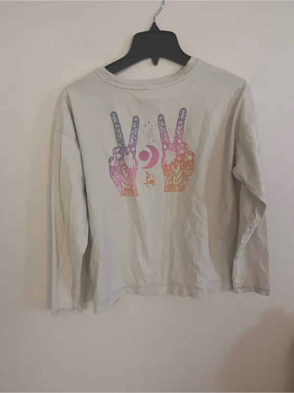 Old Navy Women’s peace in and peace out graphic tee size medium - Image 4