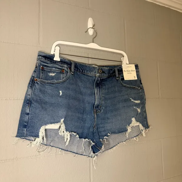 NWT Abercrombie & Fitch The Mom Short Mid Rise Distressed Women’s Size 16/33 - Image 2