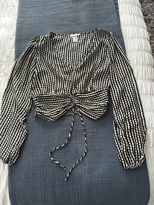 Cropped black and cream blouse - Image 2