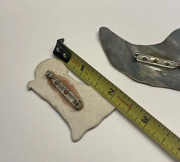 Lot Of 2 Hand Made Ceramic Brooch Pins Hand Painted - A Bird Hunting Dog - Image 8
