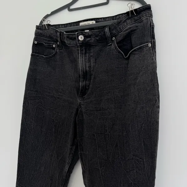 Abercrombie & Fitch Curve The Mom High Rise Jeans in a Black Faded‎ Acid Wash 14 - Image 5