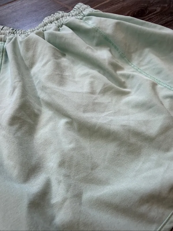 Women's Lululemon Light Mint Hottie Hot Shorts with liner/pocket size 6 Tall - Image 5