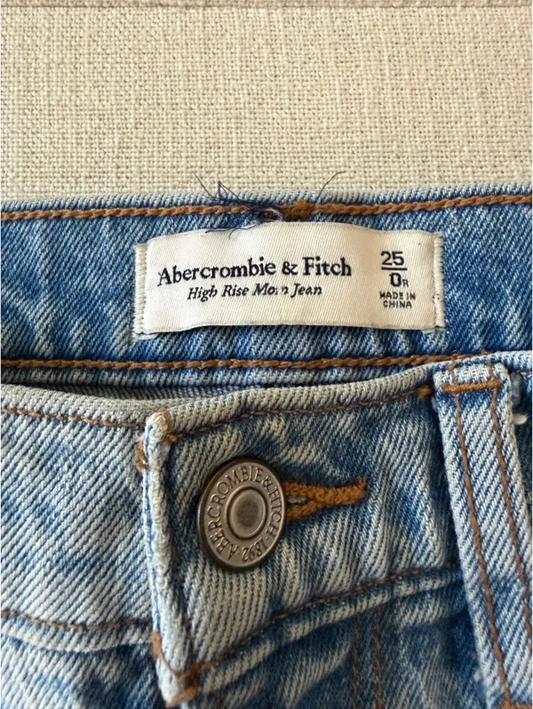 Abercrombie and Fitch High Rise Mom Jeans - Image 3