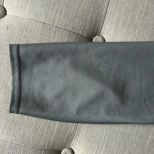 Alo Yoga Grey Cropped Workout Leggings Size Small - Image 9