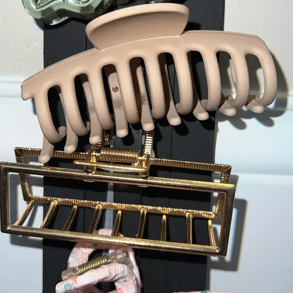 NEW Noir Claw Clips Tan - Image 3