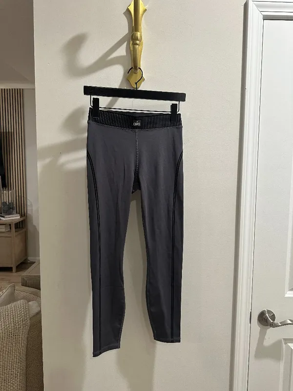 ALO YOGA Airlift High-Waist Suit Up Legging in Anthracite/Black Size Small - Image 4