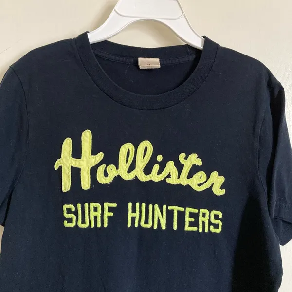*Hollister Navy with Yellow “Hollister, Surf Hunters” Medium Shirt #MBG - Image 4