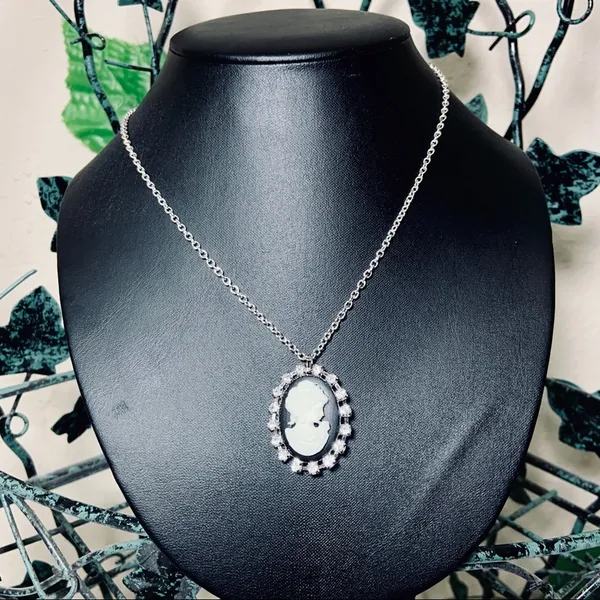 Rhinestone Cameo Necklace Goth New - Image 2