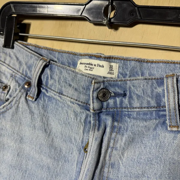 Abercrombie & Fitch The Baggy Low Rise Jeans Womens 32 14R Light Wash Cuffed - Image 3