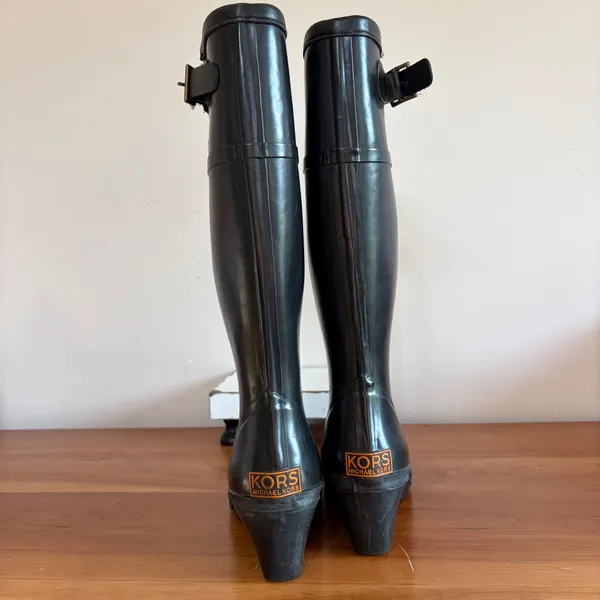KORS Michael Kors Black Rubber Wedge Rain Boots Womens Size 8 Buckle Detail - Image 6