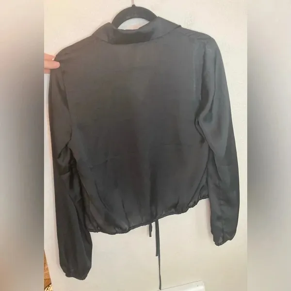 NWT Willow & Clay Satin Cropped Blouse Long Sleeve Top Medium Black - Image 8
