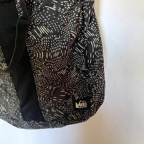 REI‎ lightweight handbag crossbody bag black white patterned adjustable handles - Image 3