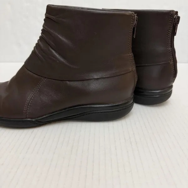 Clarks Bootie Boots Womens 8 Brown Leather Ankle Zip Comfort Round Toe 26110628 - Image 4