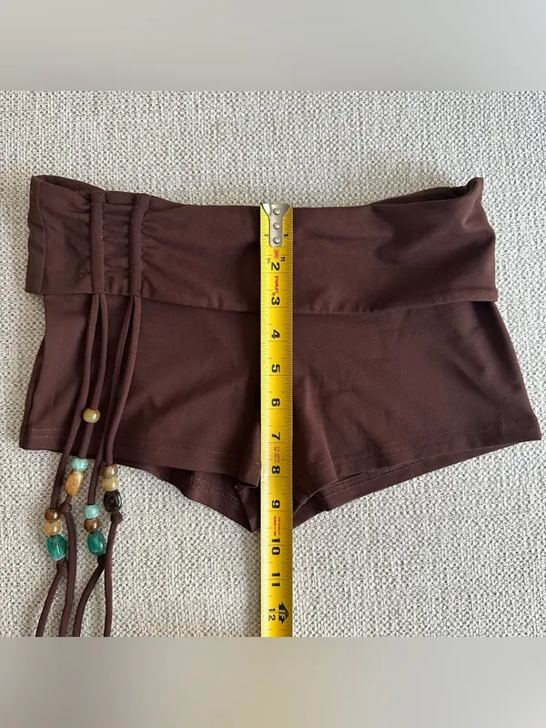 edikted Thia Ruched Bead Foldover Shorts - Image 7
