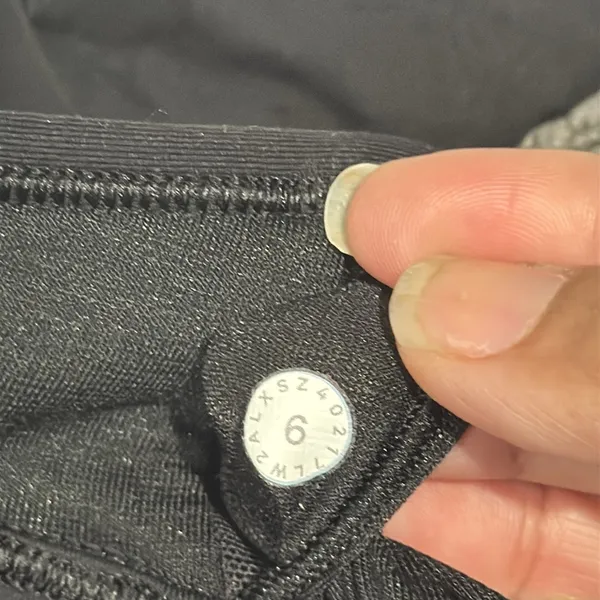 Lululemon Women's Sports Bra with Phone Holder on back Size 6 Black Running - Image 7