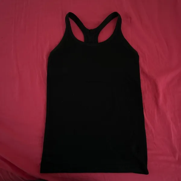 a nice black tanktop - Image 2